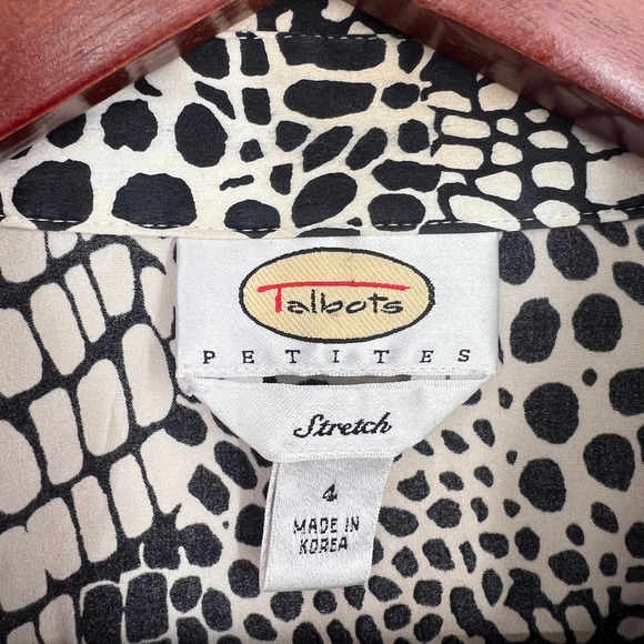 Talbots SILK Womens Size 4 Petite Stretch Button Animal Print Blouse Shirt Top - Picture 2 of 8